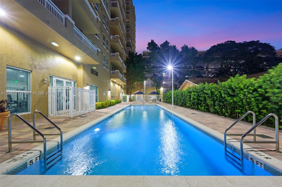 For Sale: $315,000 (1 beds, 1 baths, 756 Square Feet)