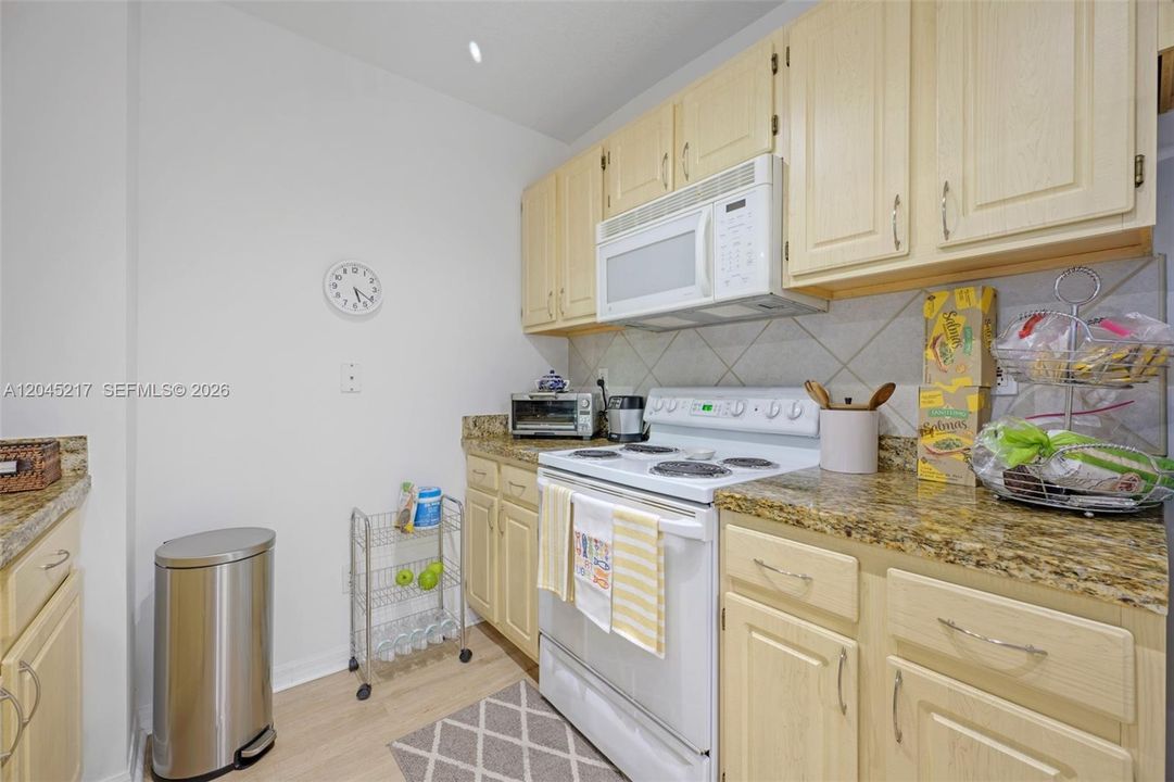For Sale: $315,000 (1 beds, 1 baths, 756 Square Feet)