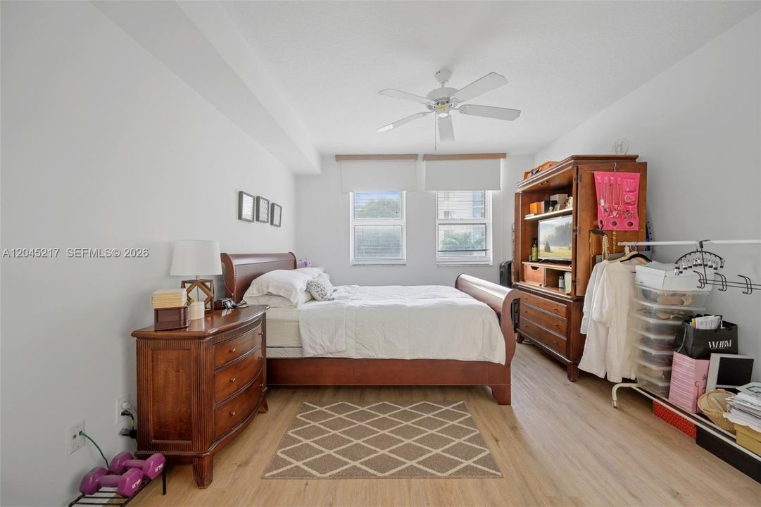 For Sale: $315,000 (1 beds, 1 baths, 756 Square Feet)