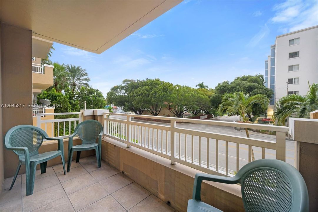 For Sale: $315,000 (1 beds, 1 baths, 756 Square Feet)