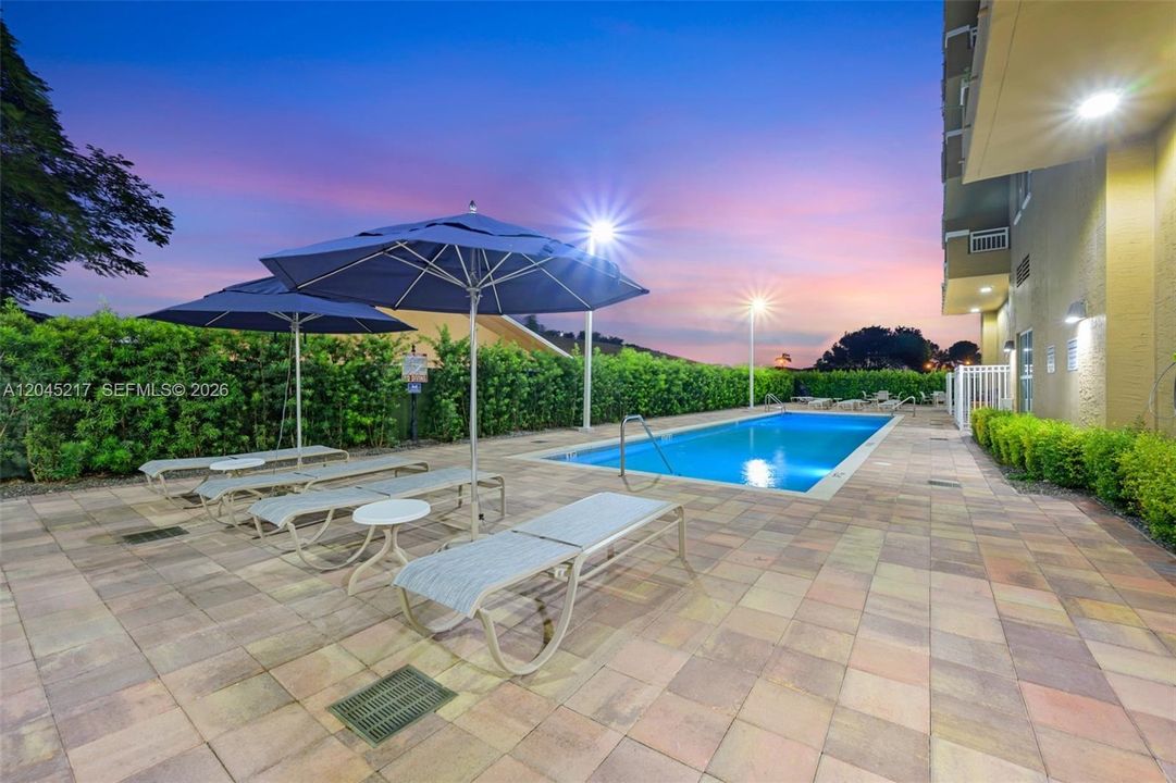 For Sale: $315,000 (1 beds, 1 baths, 756 Square Feet)