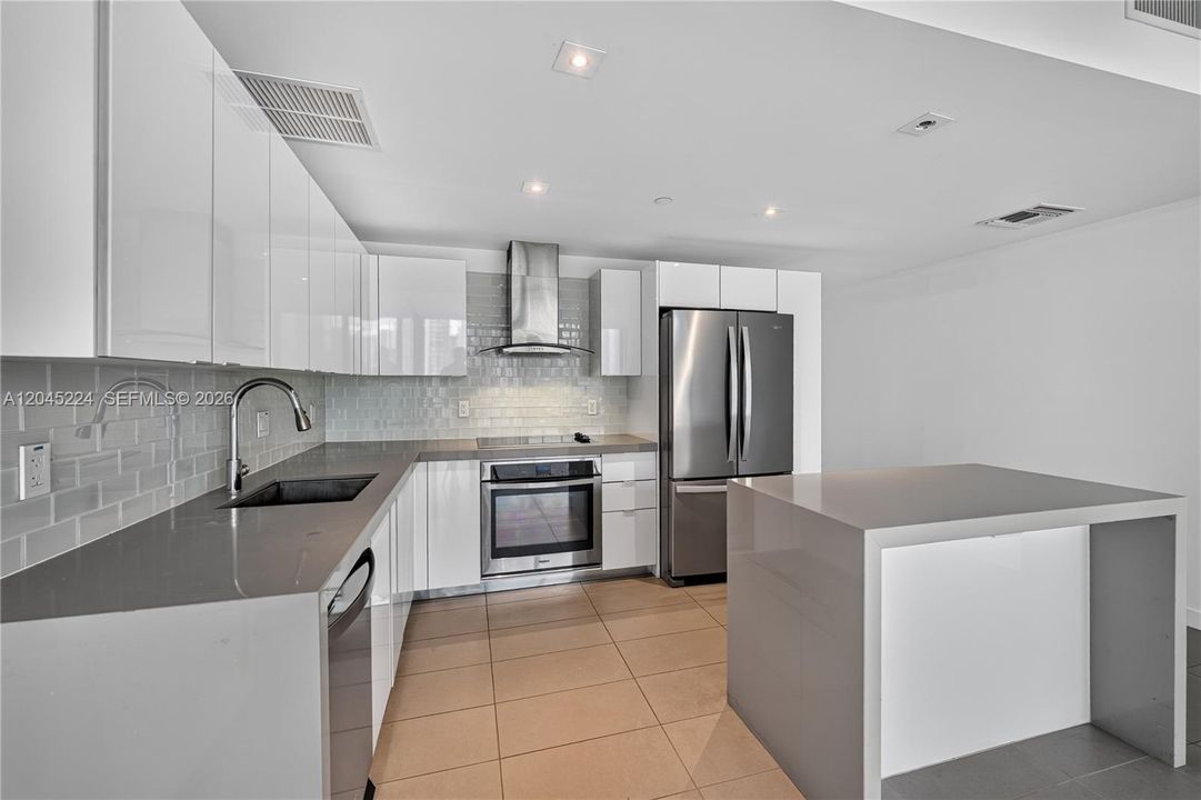 For Rent: $3,500 (2 beds, 2 baths, 1055 Square Feet)
