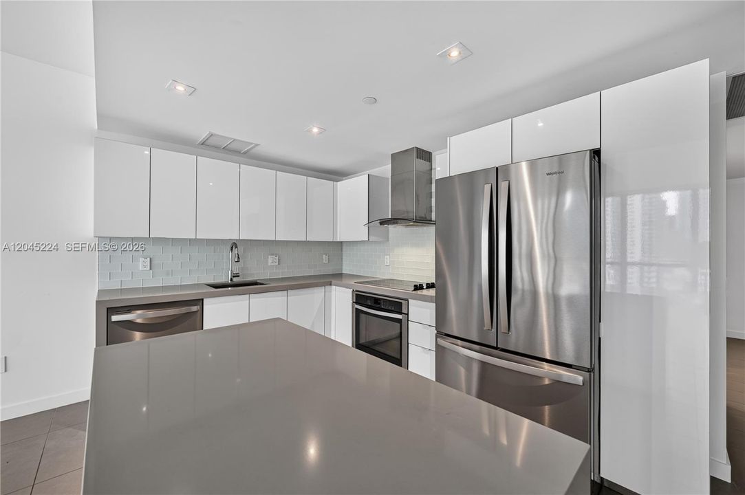 For Rent: $3,500 (2 beds, 2 baths, 1055 Square Feet)