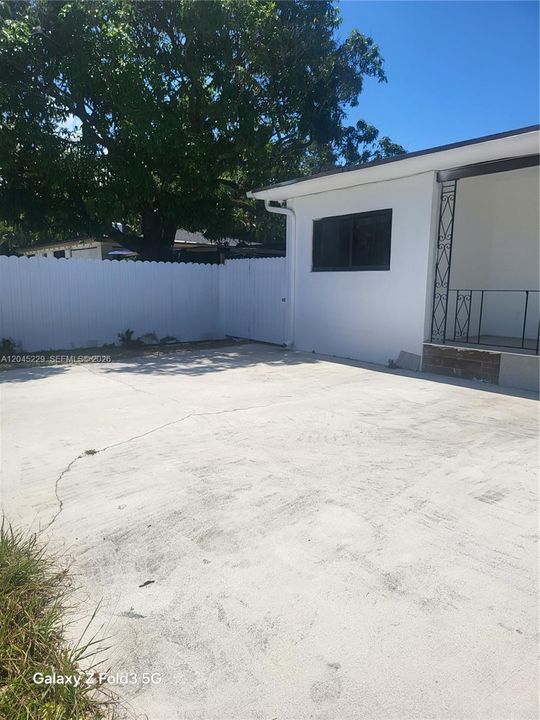 For Rent: $2,550 (2 beds, 1 baths, 1376 Square Feet)