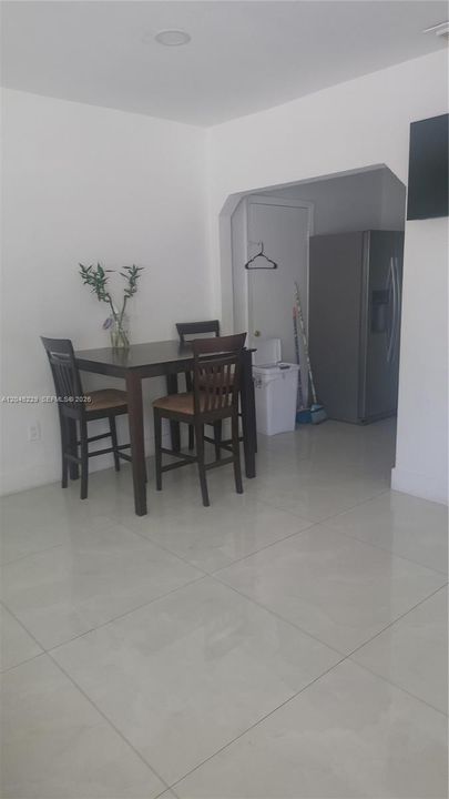 For Rent: $2,550 (2 beds, 1 baths, 1376 Square Feet)