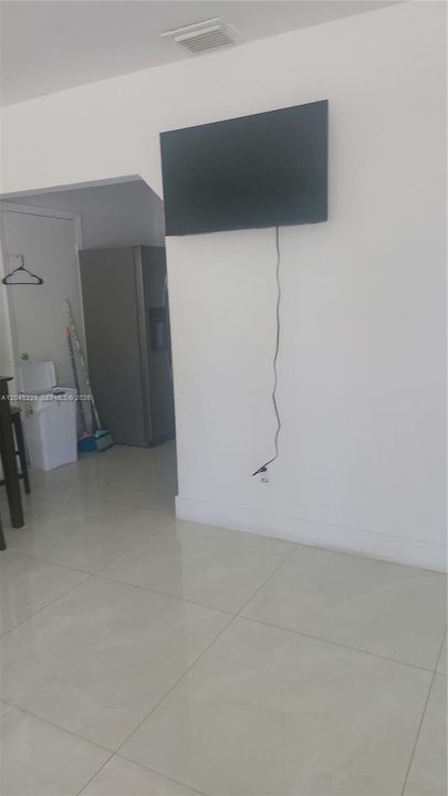 For Rent: $2,550 (2 beds, 1 baths, 1376 Square Feet)