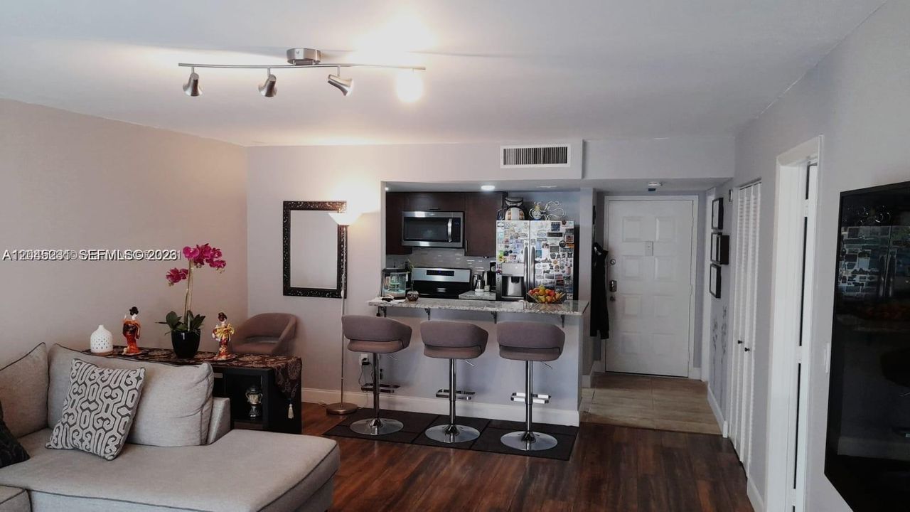 For Rent: $1,600 (1 beds, 1 baths, 833 Square Feet)