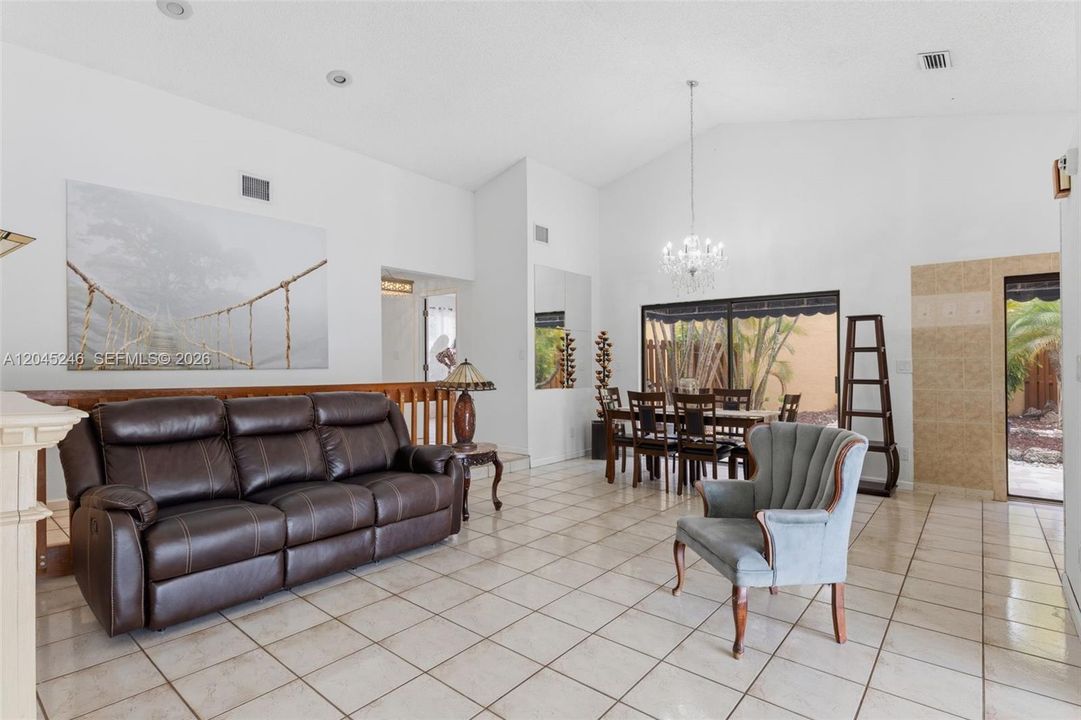 En Venta: $610,000 (3 camas, 2 baños, 1327 Pies cuadrados)