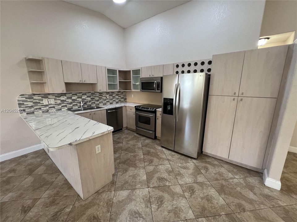 Недавно арендовано: $3,600 (4 спален, 2 ванн, 1795 Квадратных фут)