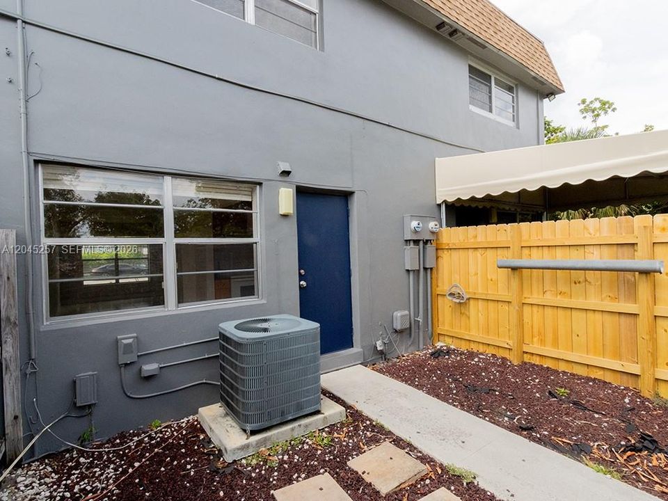 For Rent: $2,050 (2 beds, 1 baths, 938 Square Feet)
