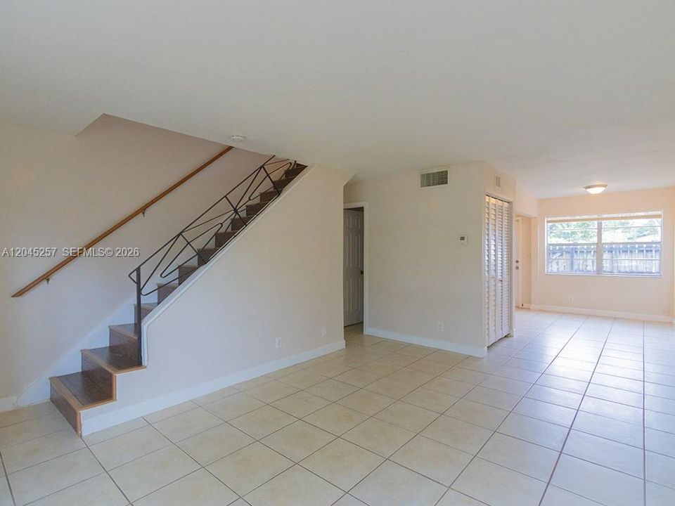 For Rent: $2,050 (2 beds, 1 baths, 938 Square Feet)