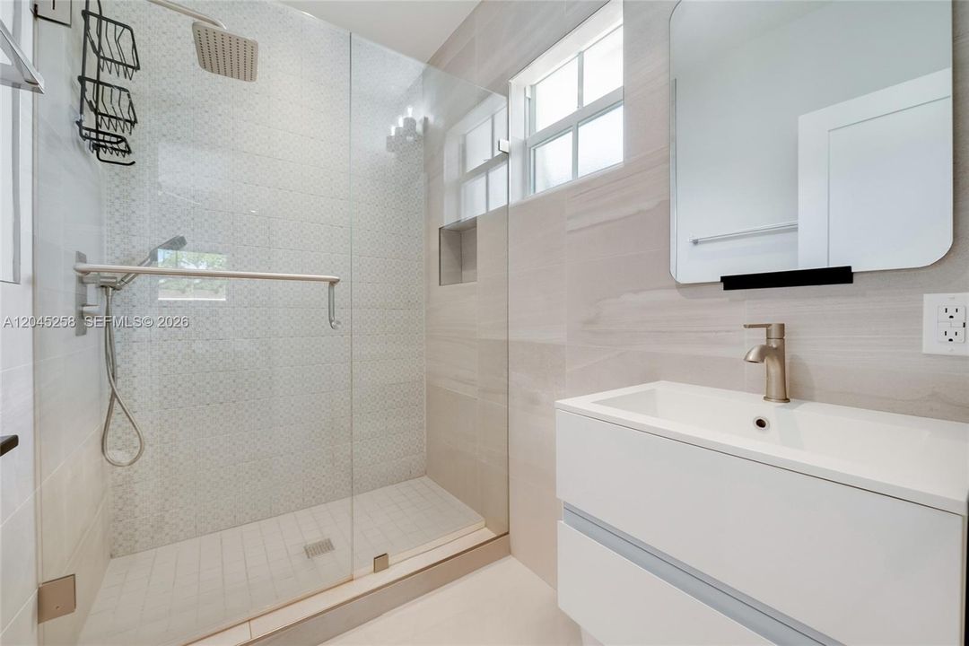 En Renta: $4,950 (3 camas, 2 baños, 1338 Pies cuadrados)