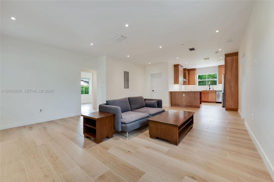 En Renta: $4,950 (3 camas, 2 baños, 1338 Pies cuadrados)