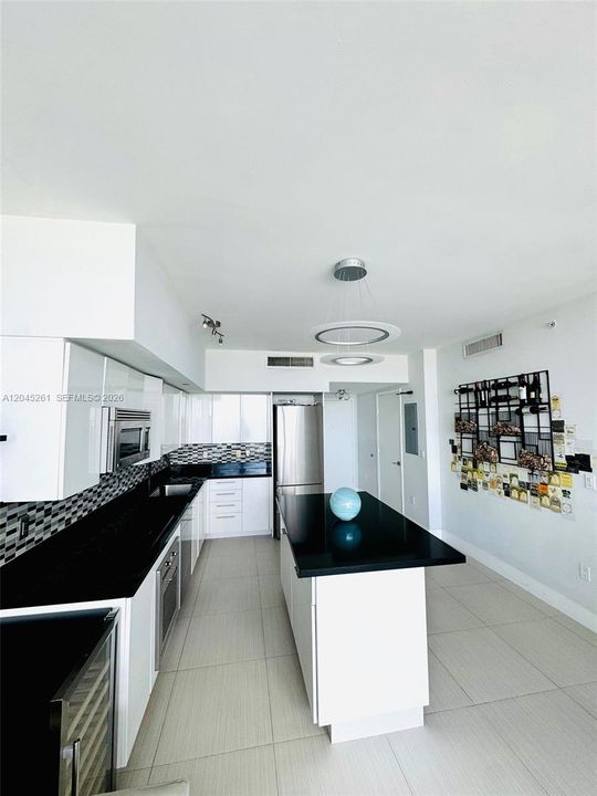 For Sale: $440,000 (1 beds, 1 baths, 754 Square Feet)