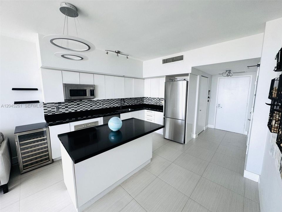 For Sale: $440,000 (1 beds, 1 baths, 754 Square Feet)
