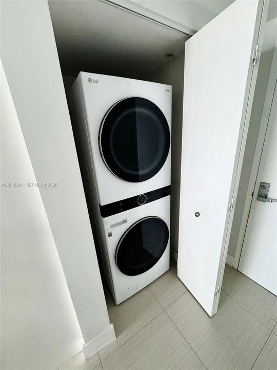 For Sale: $440,000 (1 beds, 1 baths, 754 Square Feet)