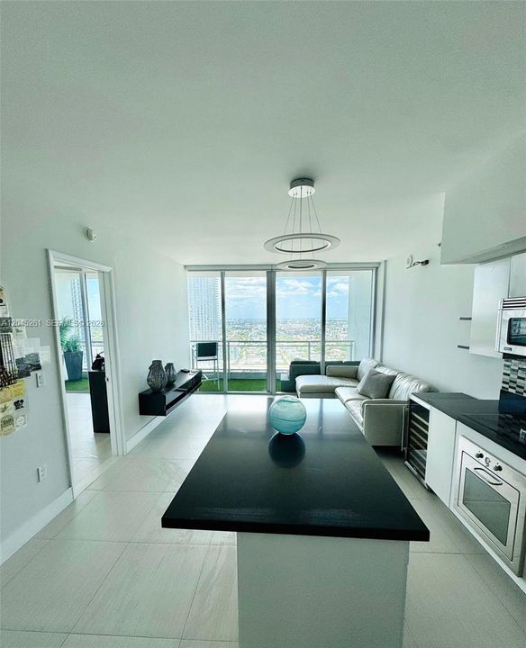 For Sale: $440,000 (1 beds, 1 baths, 754 Square Feet)