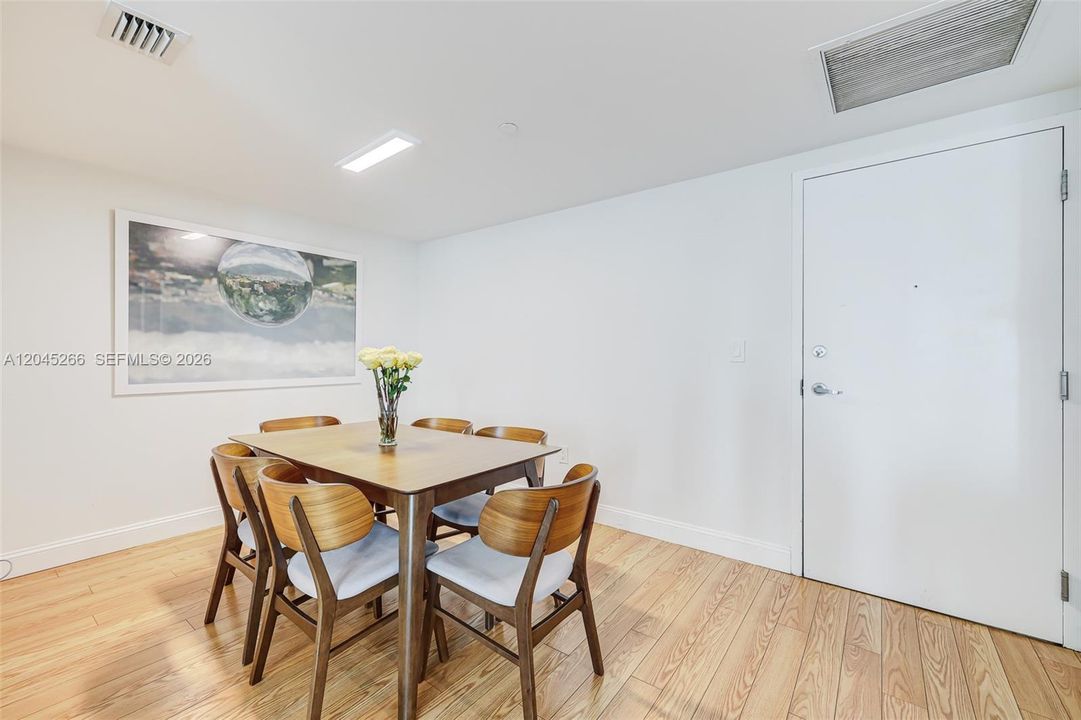В аренду: $3,700 (2 спален, 2 ванн, 1075 Квадратных фут)