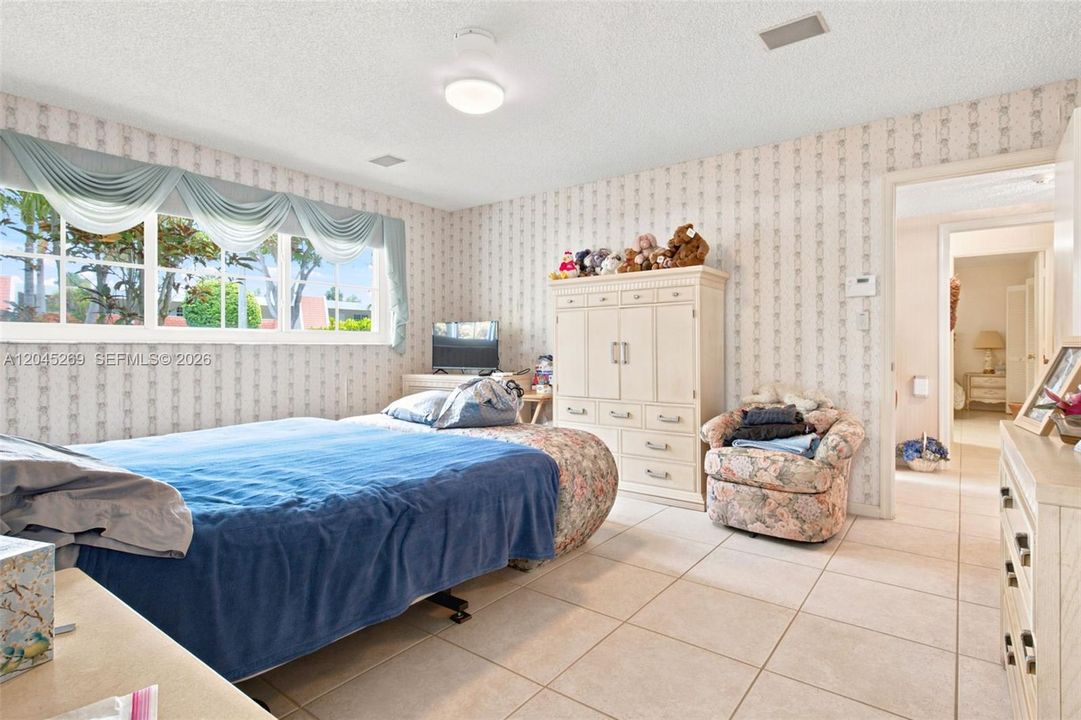 For Sale: $425,000 (3 beds, 3 baths, 2200 Square Feet)