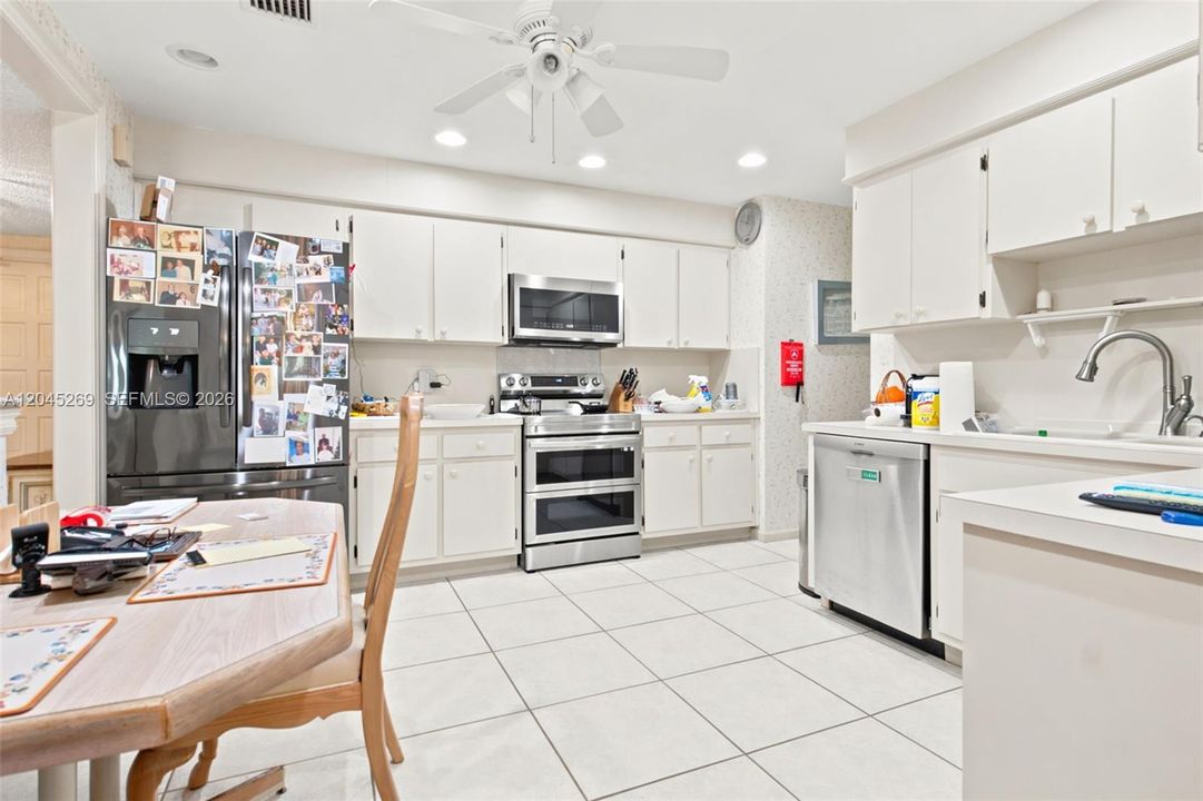 For Sale: $425,000 (3 beds, 3 baths, 2200 Square Feet)