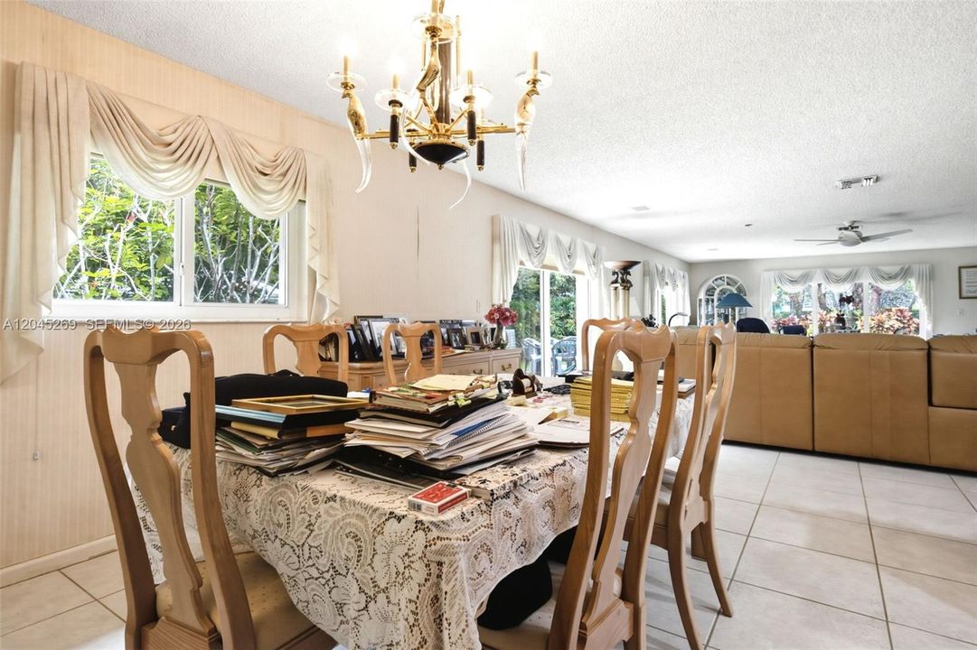 For Sale: $425,000 (3 beds, 3 baths, 2200 Square Feet)