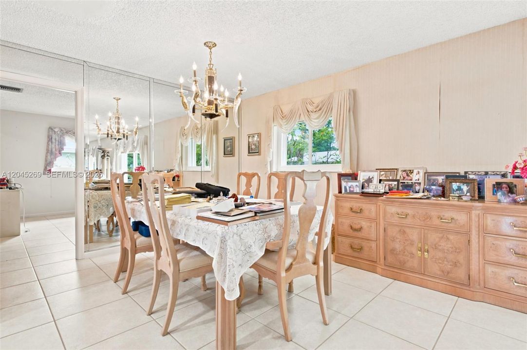 For Sale: $425,000 (3 beds, 3 baths, 2200 Square Feet)