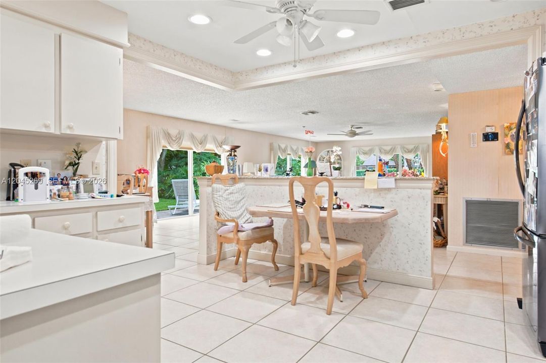For Sale: $425,000 (3 beds, 3 baths, 2200 Square Feet)