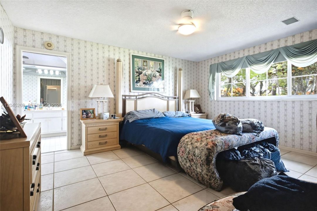For Sale: $425,000 (3 beds, 3 baths, 2200 Square Feet)