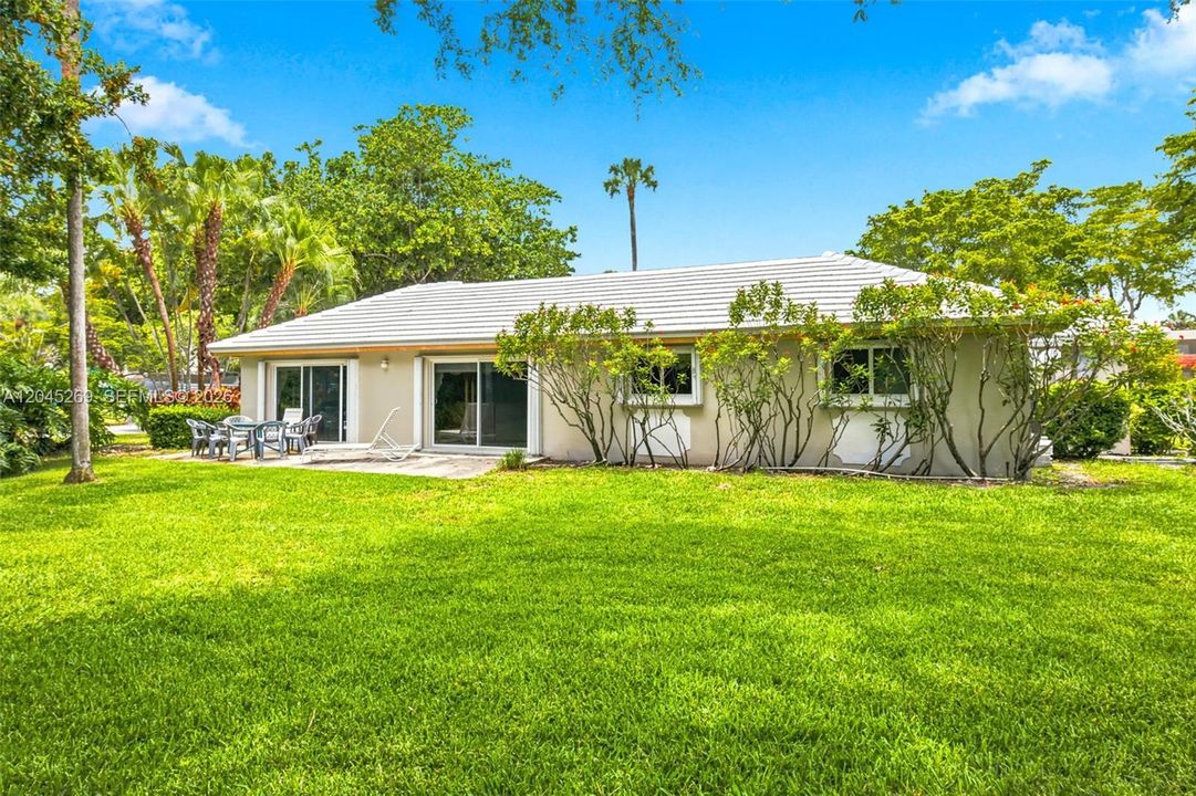 For Sale: $425,000 (3 beds, 3 baths, 2200 Square Feet)