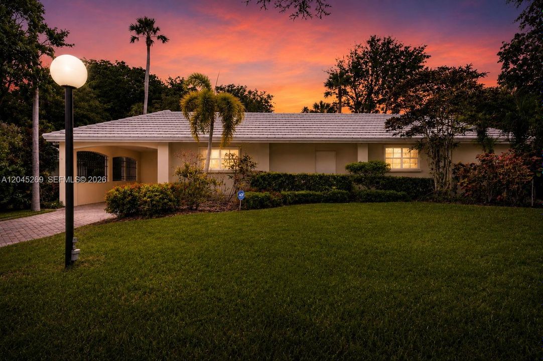 For Sale: $425,000 (3 beds, 3 baths, 2200 Square Feet)