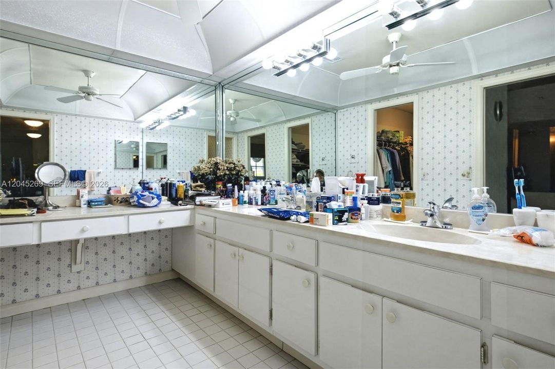 For Sale: $425,000 (3 beds, 3 baths, 2200 Square Feet)