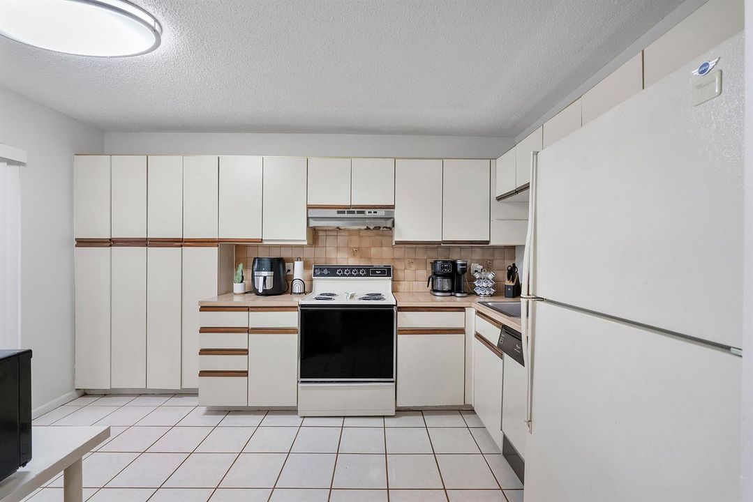4393 Carambola Cir N_008