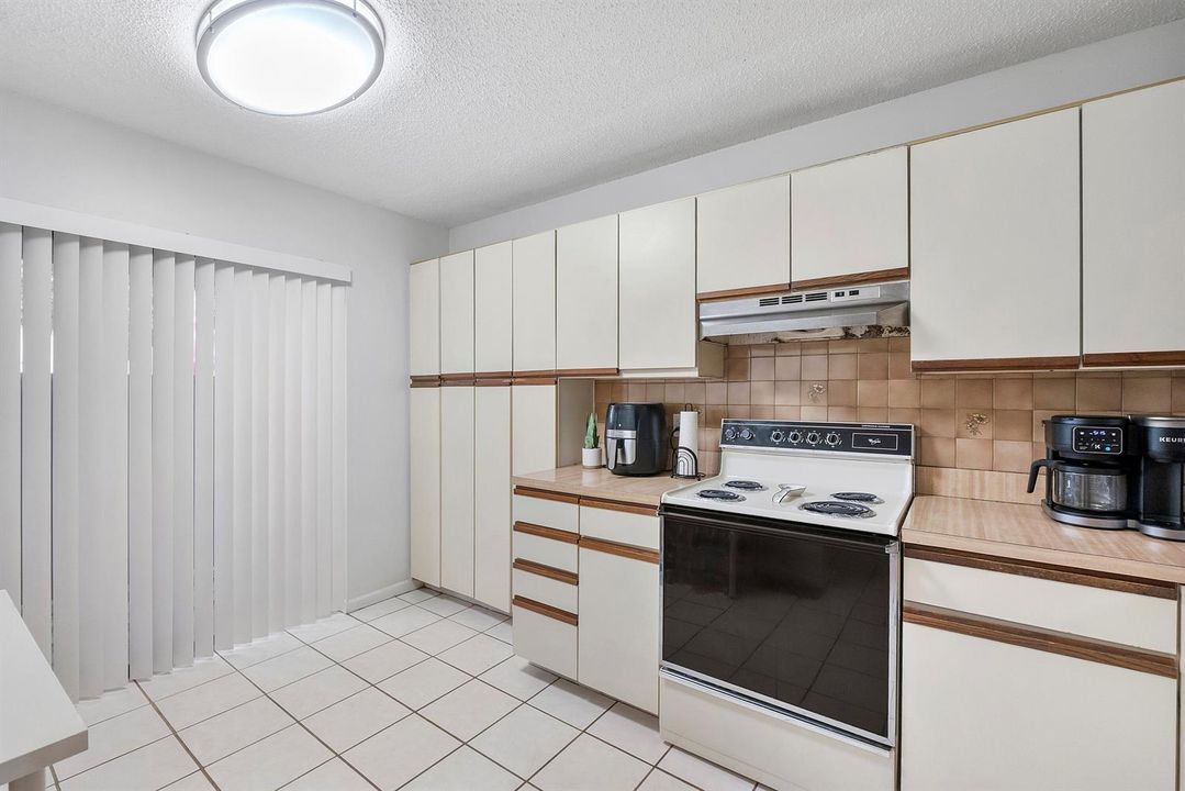 4393 Carambola Cir N_009