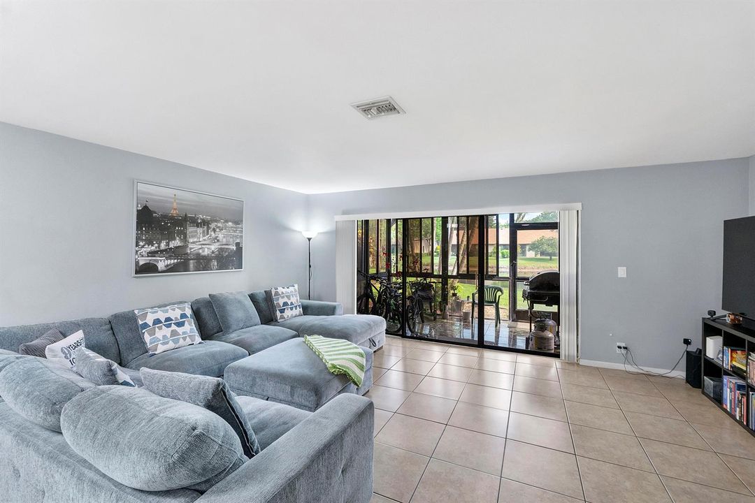4393 Carambola Cir N_003