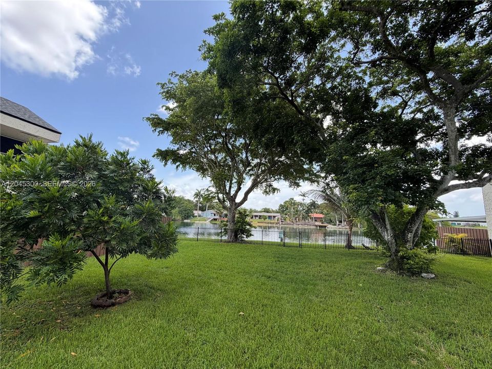 For Sale: $289,000 (2 beds, 2 baths, 845 Square Feet)