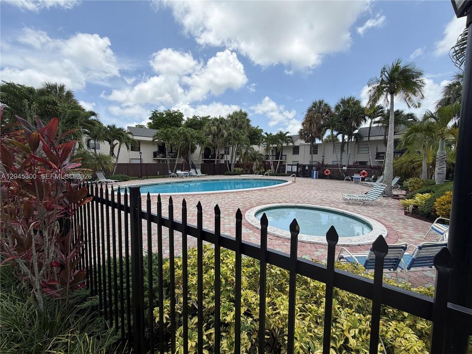 For Sale: $289,000 (2 beds, 2 baths, 845 Square Feet)