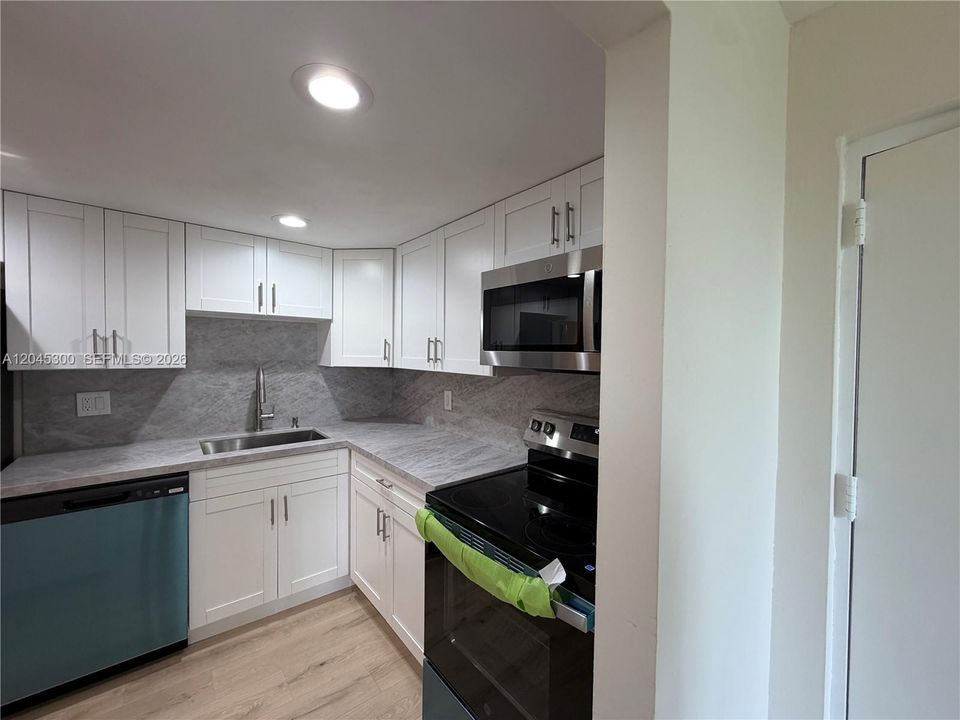 For Sale: $289,000 (2 beds, 2 baths, 845 Square Feet)