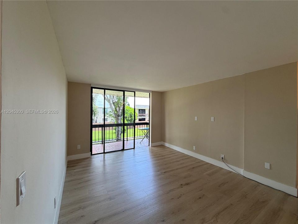 For Sale: $289,000 (2 beds, 2 baths, 845 Square Feet)
