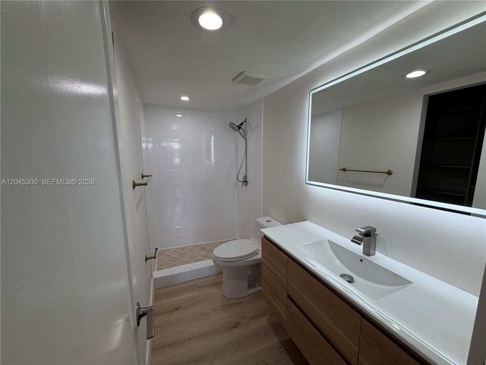 For Sale: $289,000 (2 beds, 2 baths, 845 Square Feet)