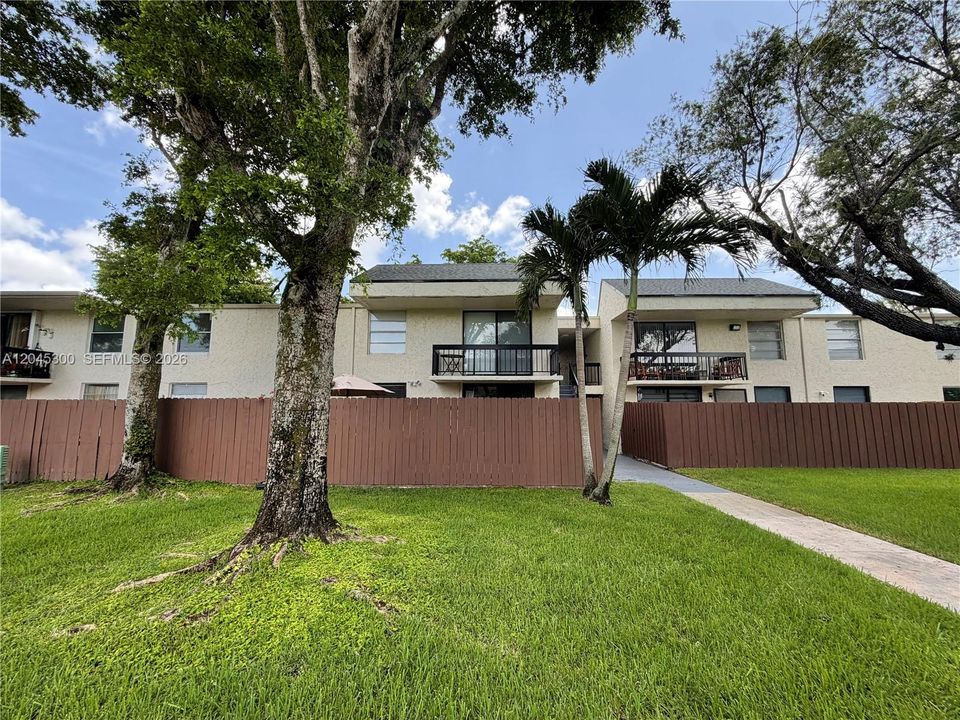 For Sale: $289,000 (2 beds, 2 baths, 845 Square Feet)