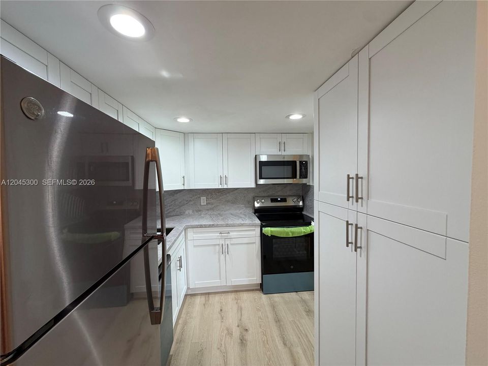 For Sale: $289,000 (2 beds, 2 baths, 845 Square Feet)