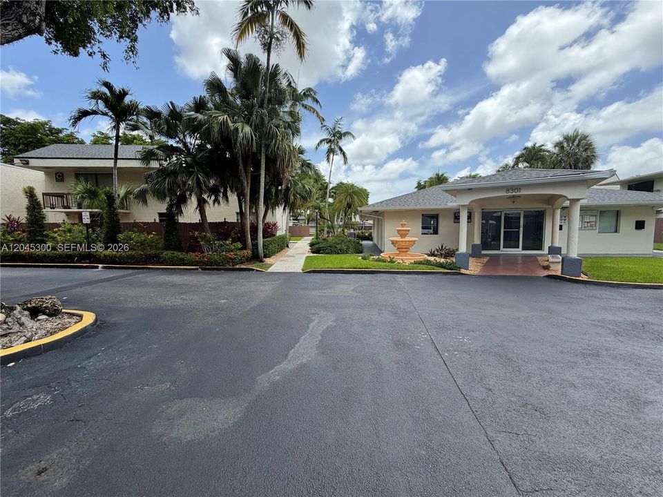 For Sale: $289,000 (2 beds, 2 baths, 845 Square Feet)