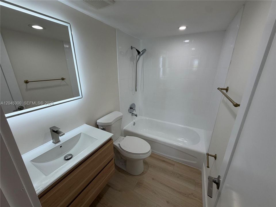 For Sale: $289,000 (2 beds, 2 baths, 845 Square Feet)