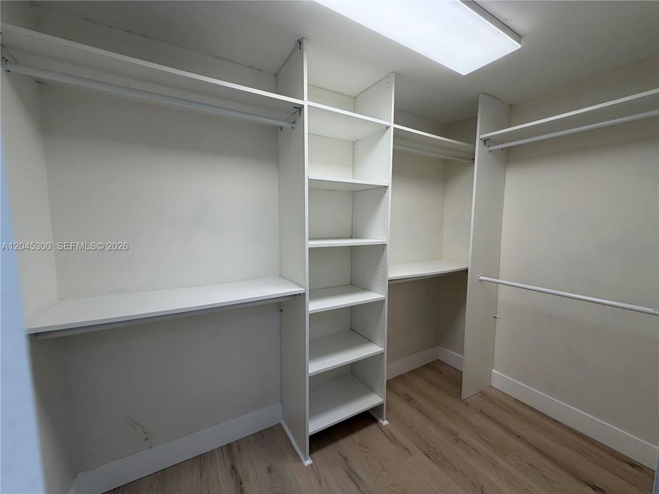 For Sale: $289,000 (2 beds, 2 baths, 845 Square Feet)
