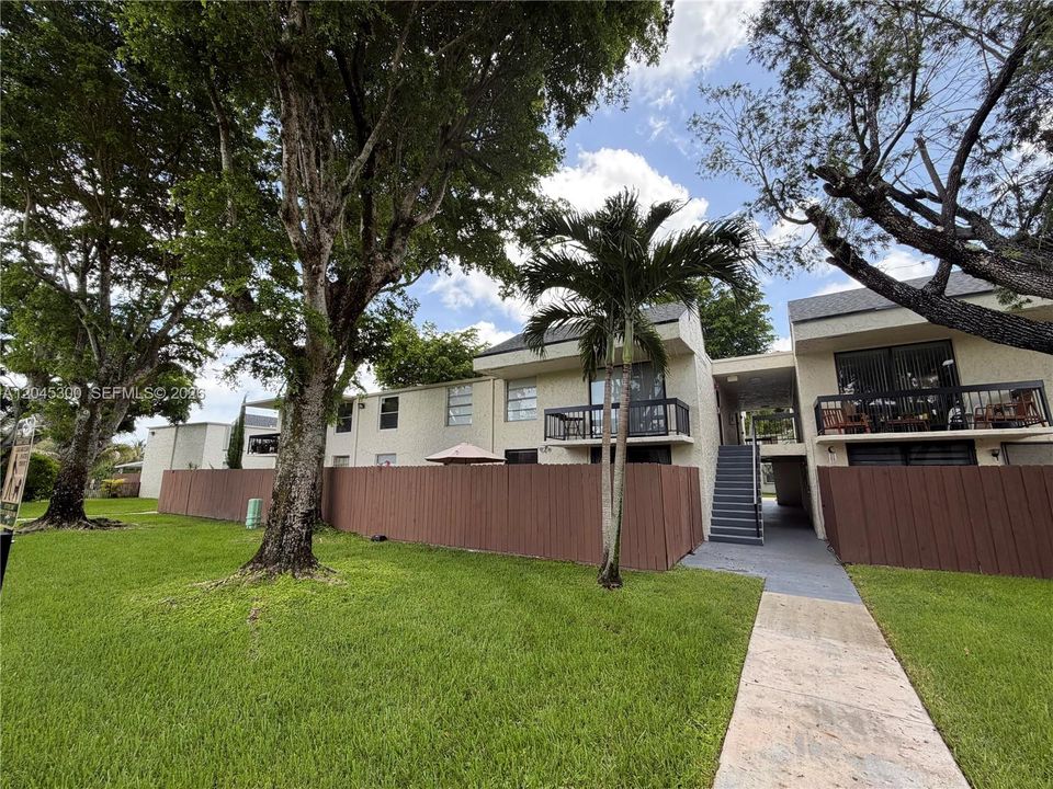 For Sale: $289,000 (2 beds, 2 baths, 845 Square Feet)