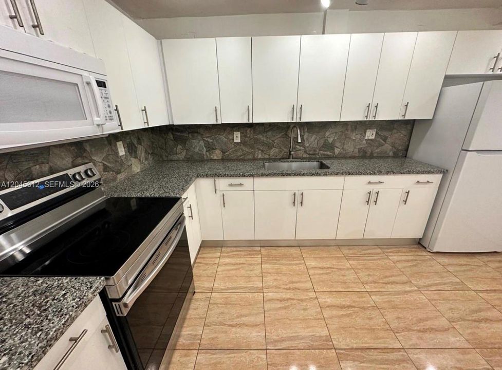 В аренду: $1,800 (1 спален, 1 ванн, 875 Квадратных фут)