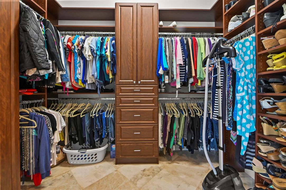35 Closet 01