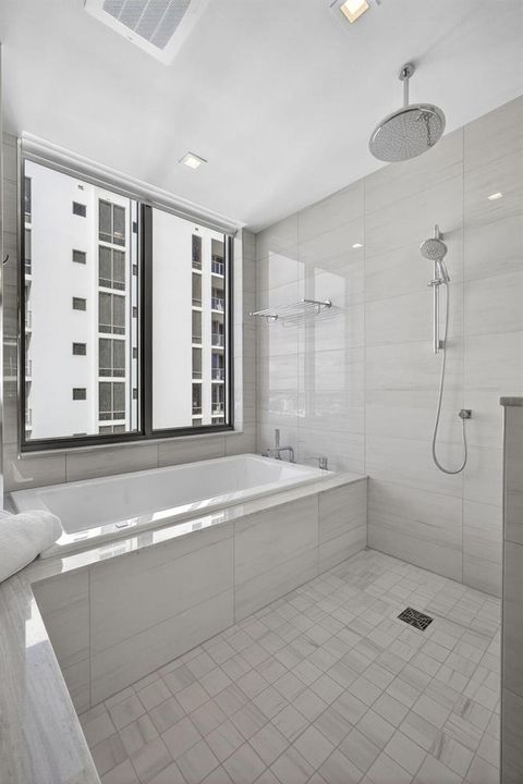 SOAK TUB