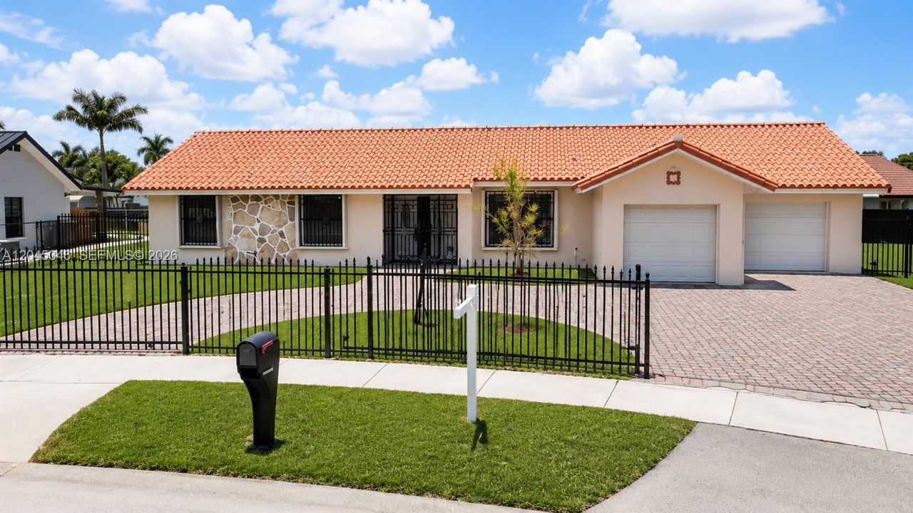 Activo con contrato: $775,000 (3 camas, 2 baños, 1896 Pies cuadrados)