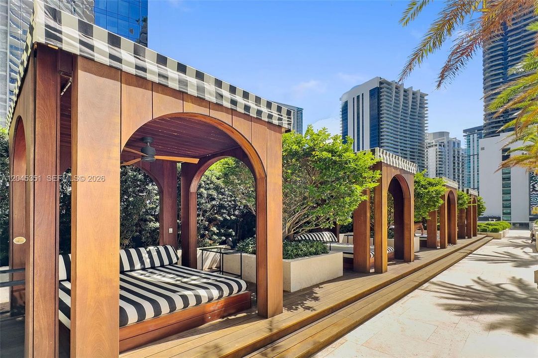 For Rent: $5,900 (1 beds, 2 baths, 842 Square Feet)